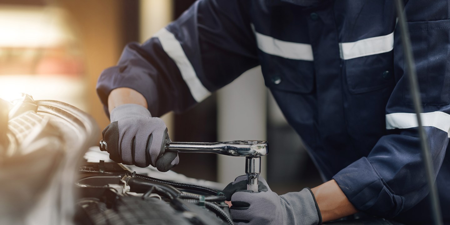 Performance Header Hero” to “Mechanic working in a uniform made of performance textiles/performance fabric